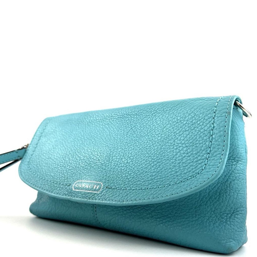 Coach Campbell Pebbled Leather Wristlet 🩵